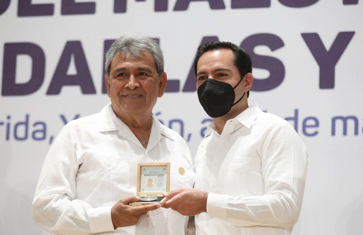Mauricio Vila realiza entrega de medallas y reconocimientos a maestros yucatecos