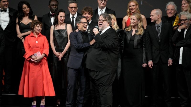 Así fue el palomazo de Guillermo del Toro y Gael García en Francia: VIDEO