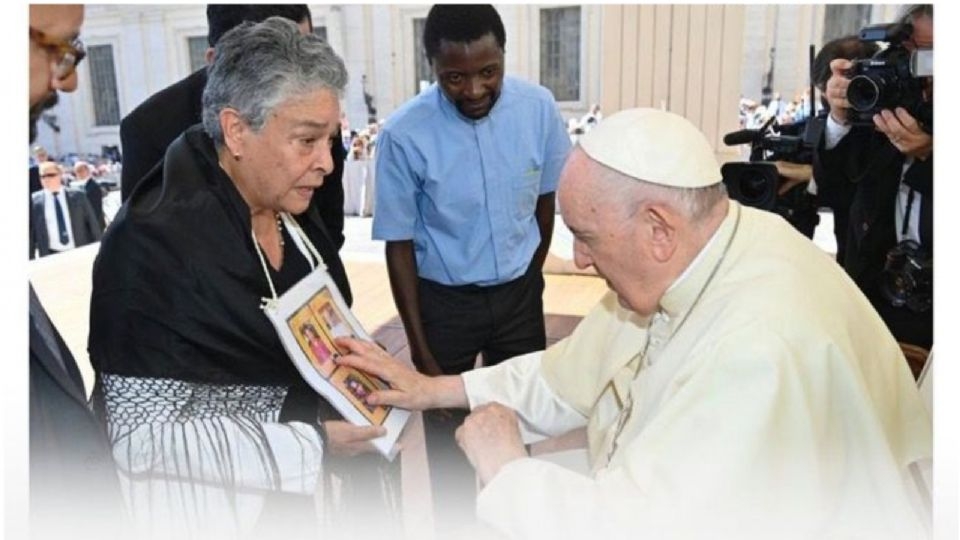 Papa Francisco bendice a madre de desaparecidos en México