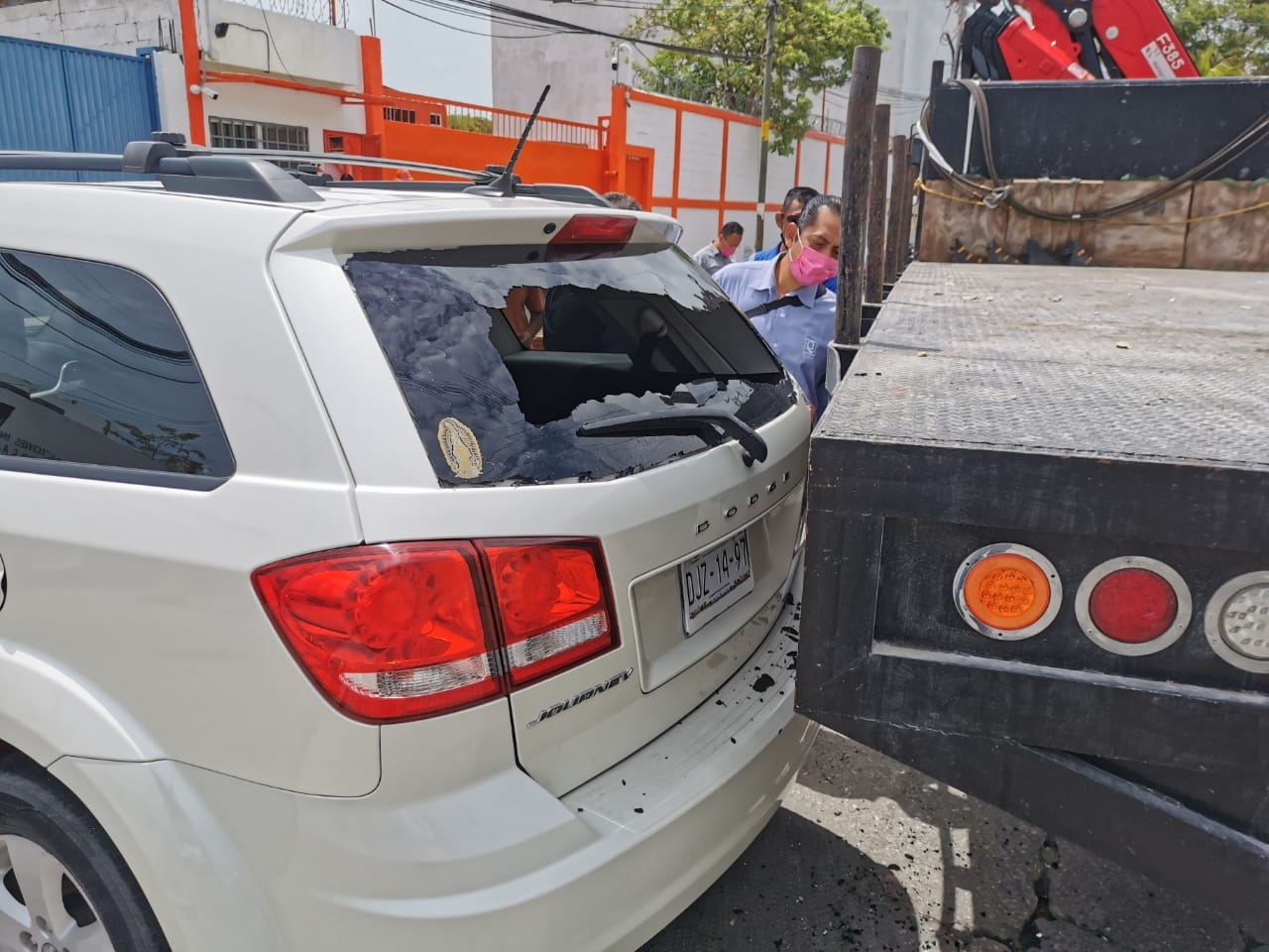 Conductor despistado choca contra una grúa estacionada en Ciudad del Carmen