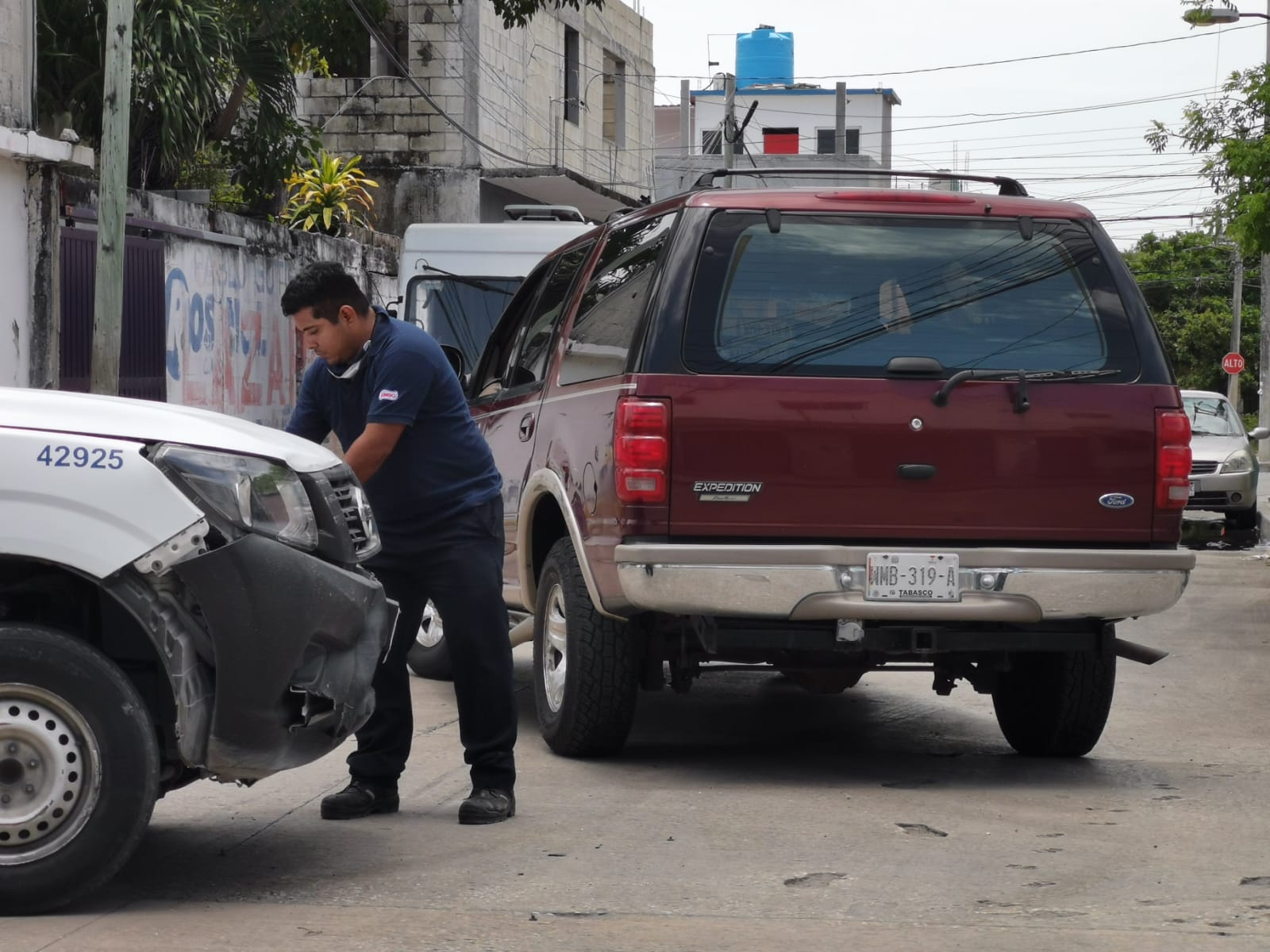 Chocan dos camionetas por circular a exceso de velocidad en Ciudad del Carmen