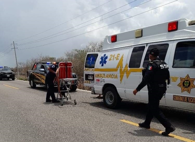 Mujer termina en un hospital de Mérida tras desprenderse la llanta de su motocicleta