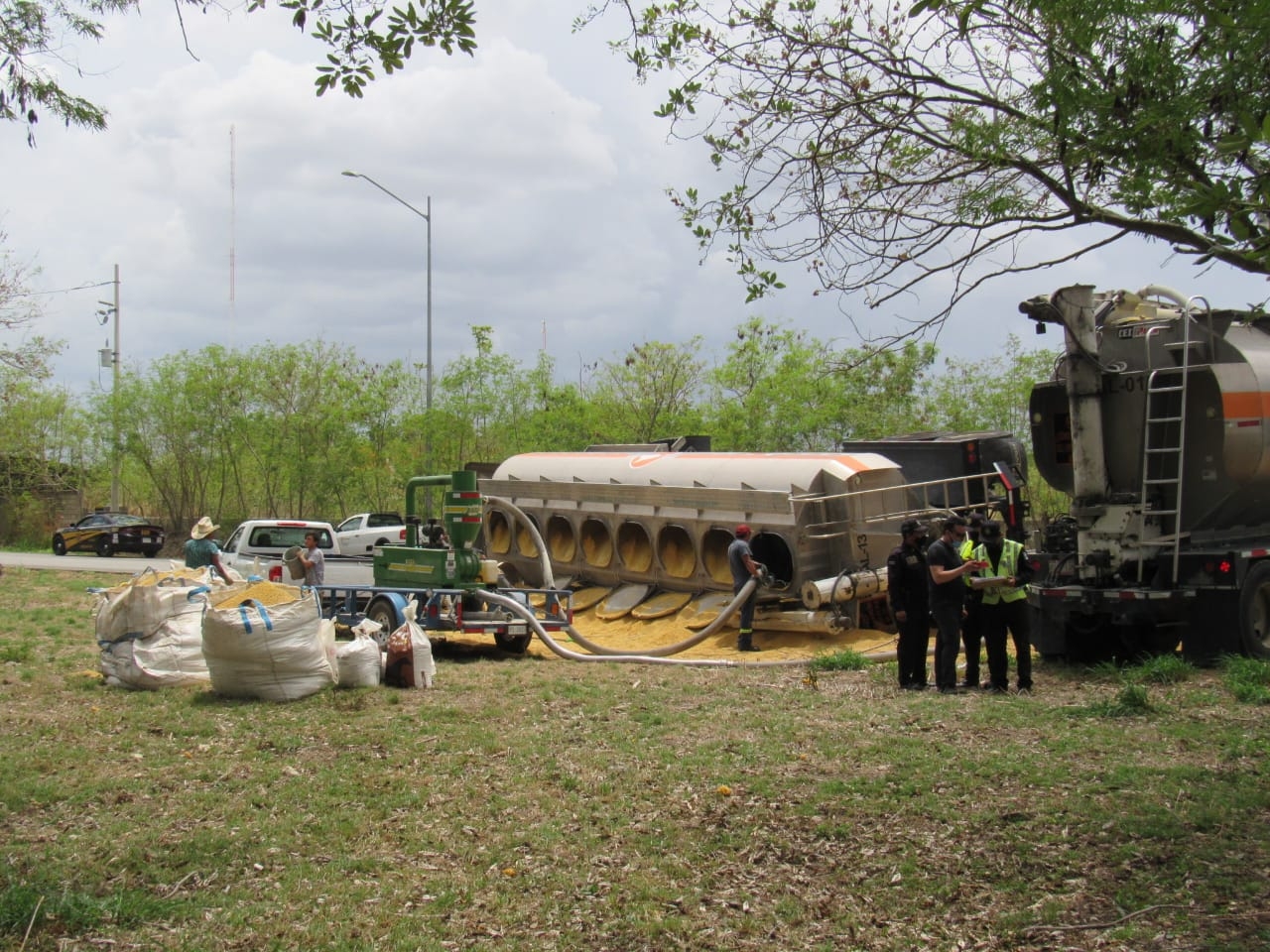 Tráiler que transportaba alimento de cerdo vuelca en la carretera Mérida-Progreso