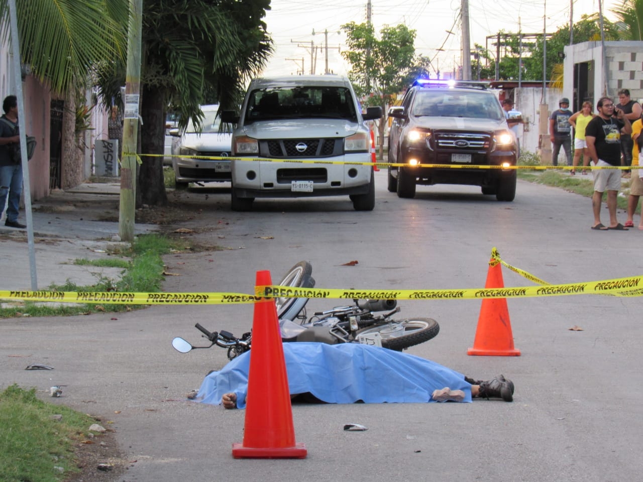 Motociclista muere al ser golpeado por un auto en el Sur de Mérida