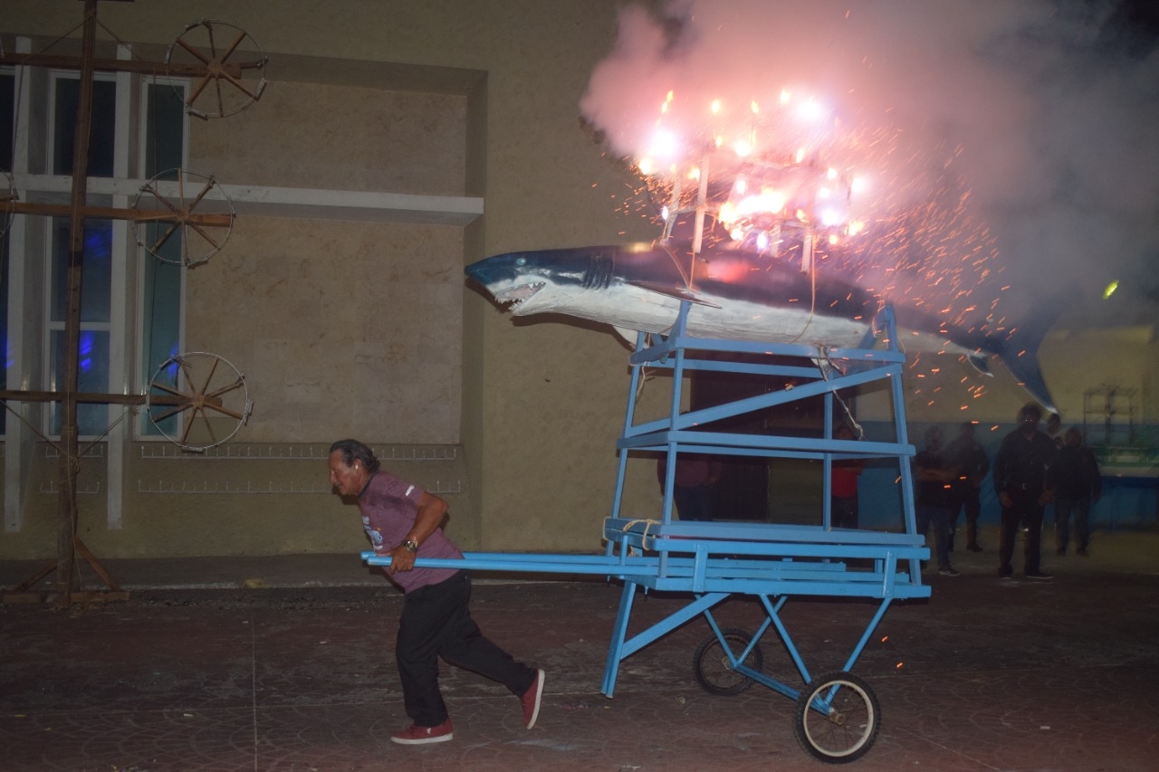 Fiesta tradicional regresa con 'quema de barquitos' a Progreso, Yucatán: FOTOS