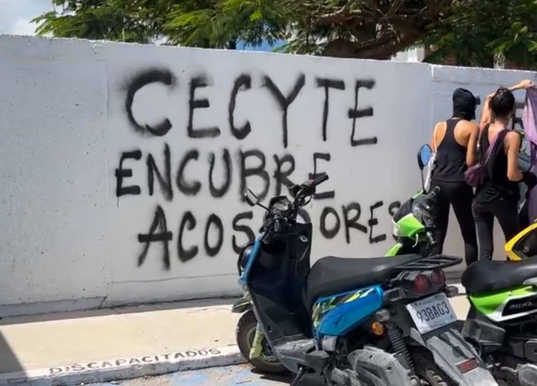 Alumnas del CECyTE en Tulum se manifiestan en contra de sus maestros acosadores
