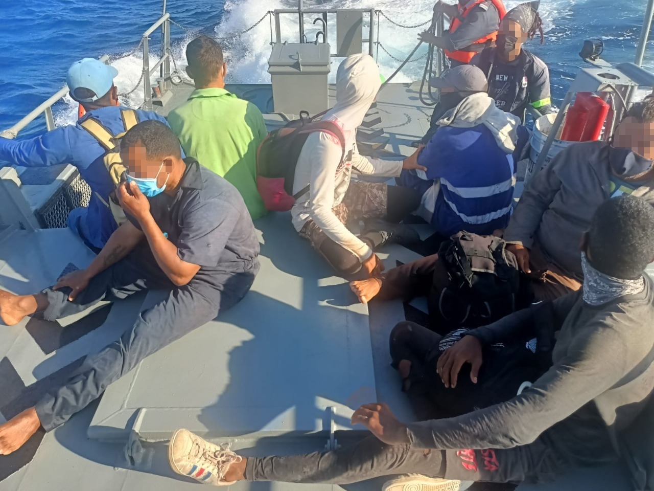 Los 8 sujetos fueron rescatados en medio del océano
