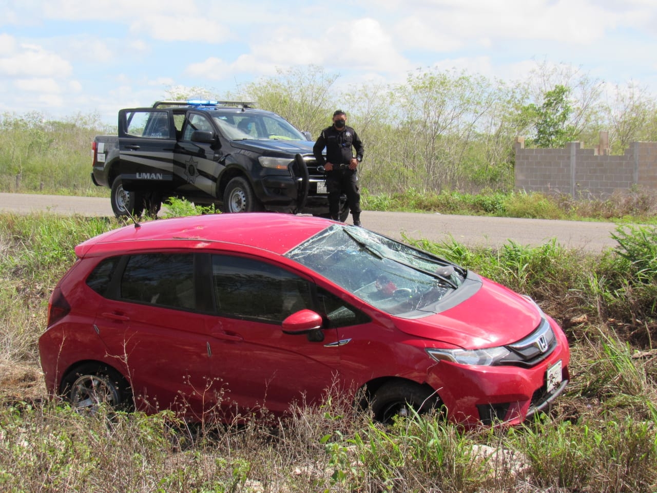 Conductor vuelca sobre la carretera Mérida-Chetumal