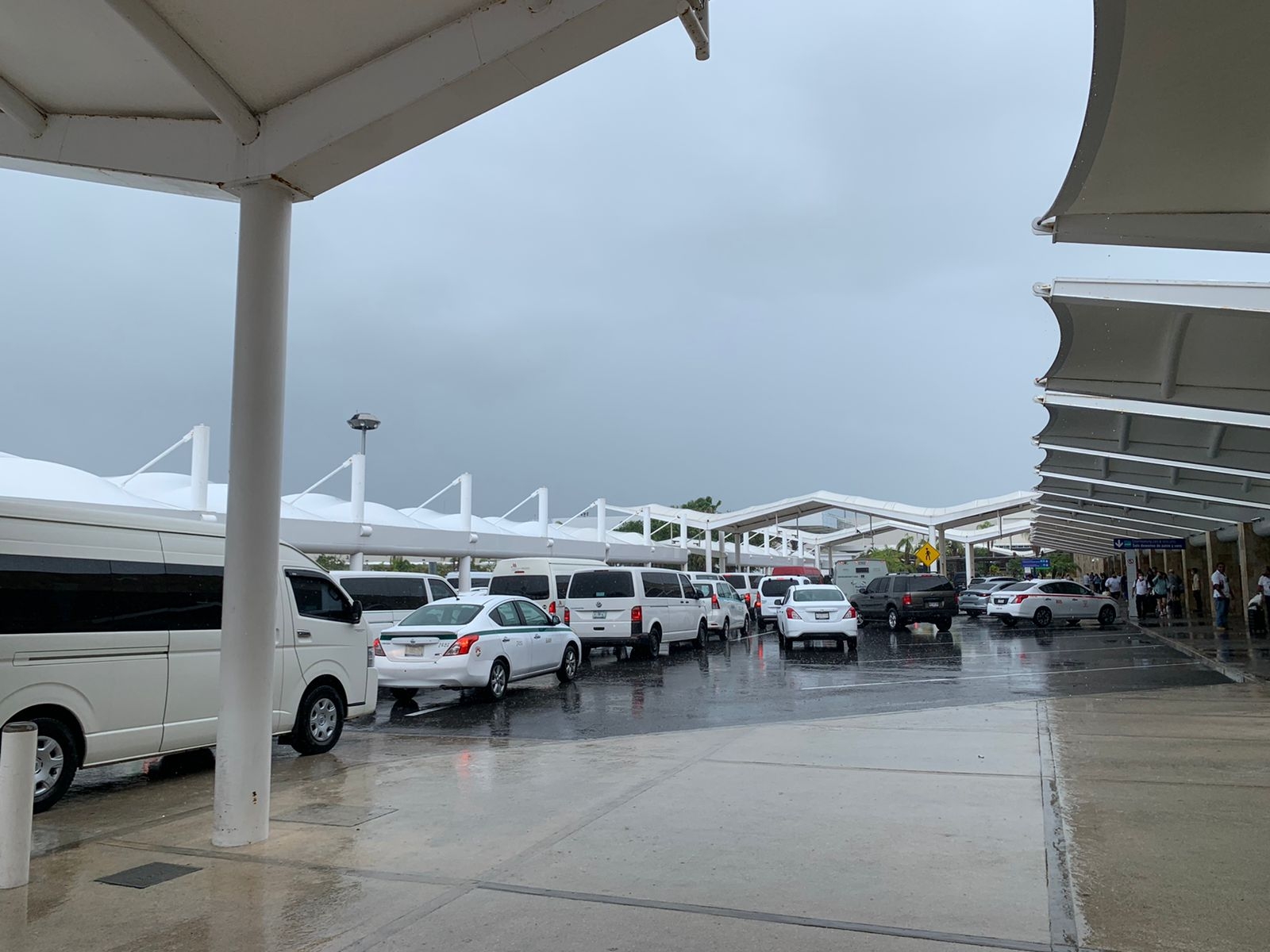 Cancelan tres vuelos a Florida en el aeropuerto de Cancún por el paso del Huracán Ian