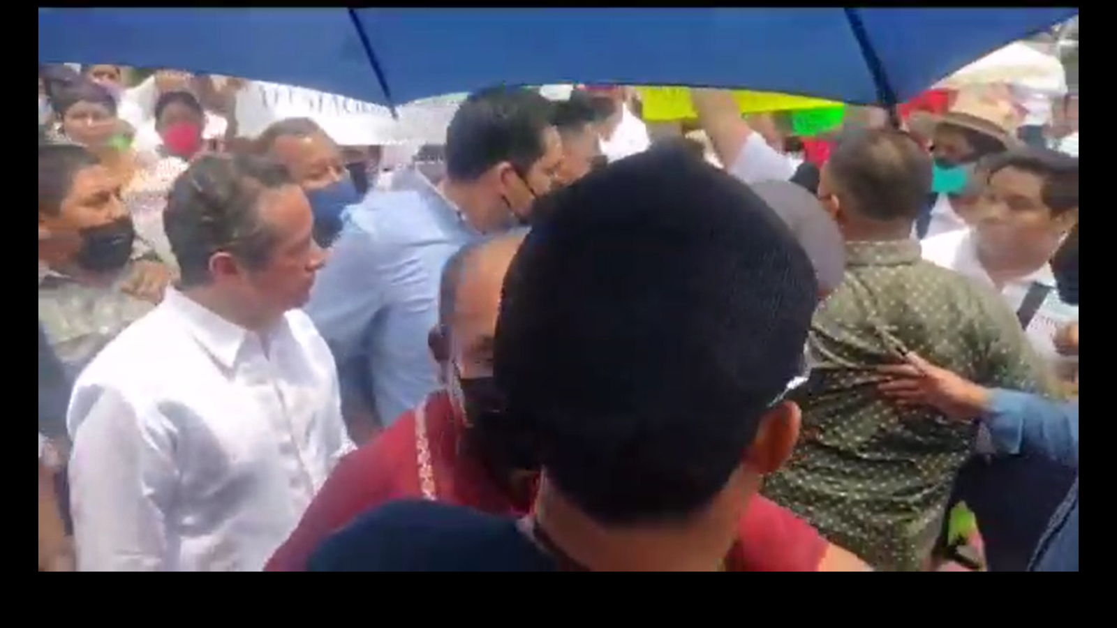 Carlos Joaquín huye enojado de Chetumal ante protestas de maestros: VIDEO