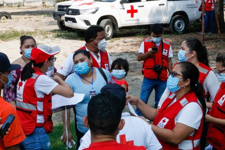 La Cruz Roja desplegó voluntarios en las zonas que afectará el Huracán. Foto: Especial
