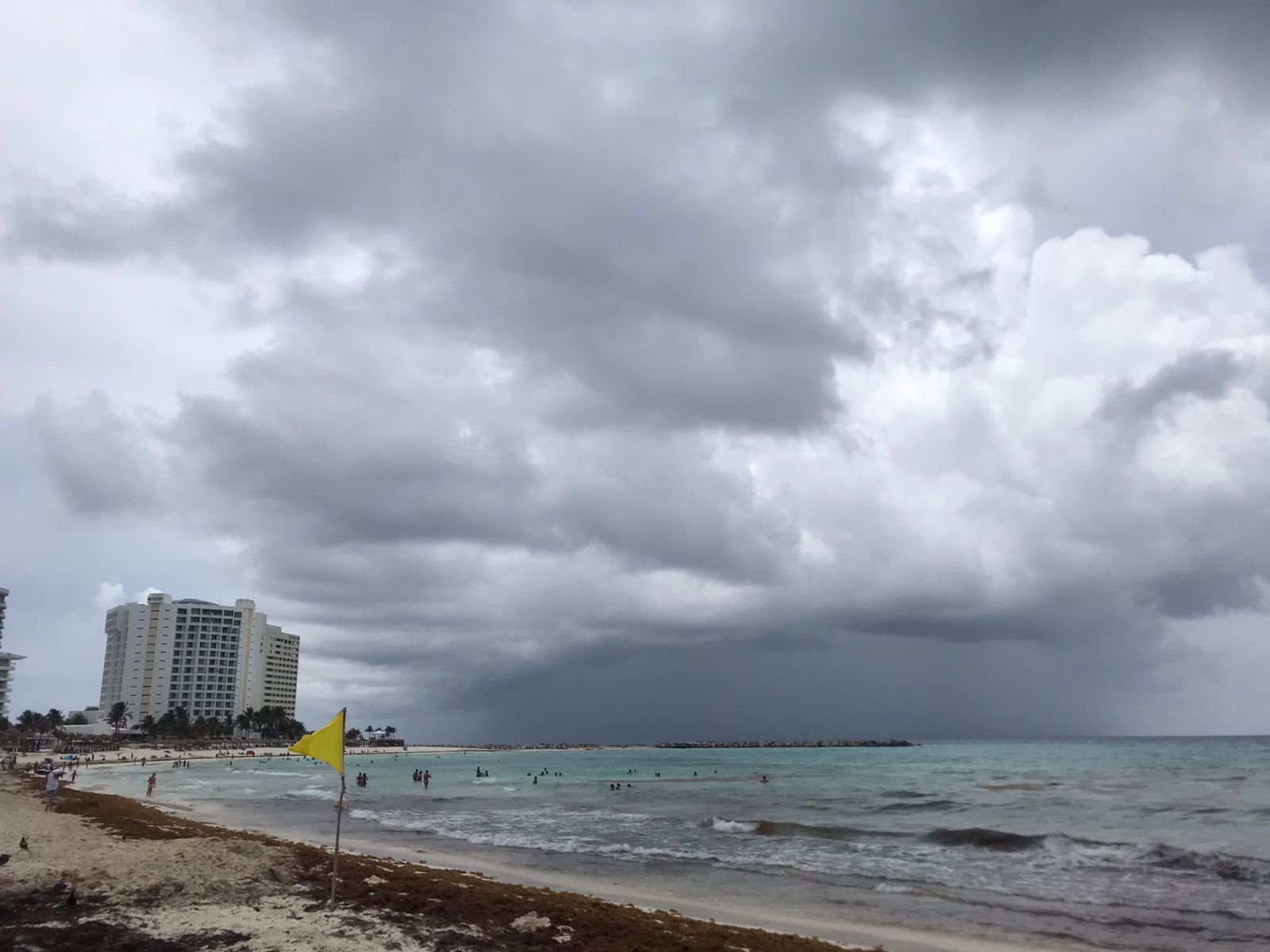 Así se ven las playas de Cancún con las lluvias de la Depresión Tropical Agatha: EN VIVO