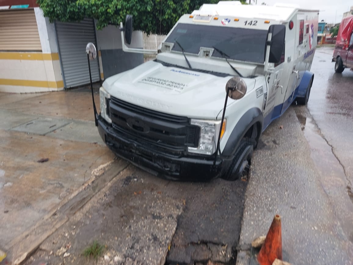 Fue necesaria una grúa para poder sacar el vehículo de valores que se vio afectado por un hundimiento en la avenida Belice de Chetumal