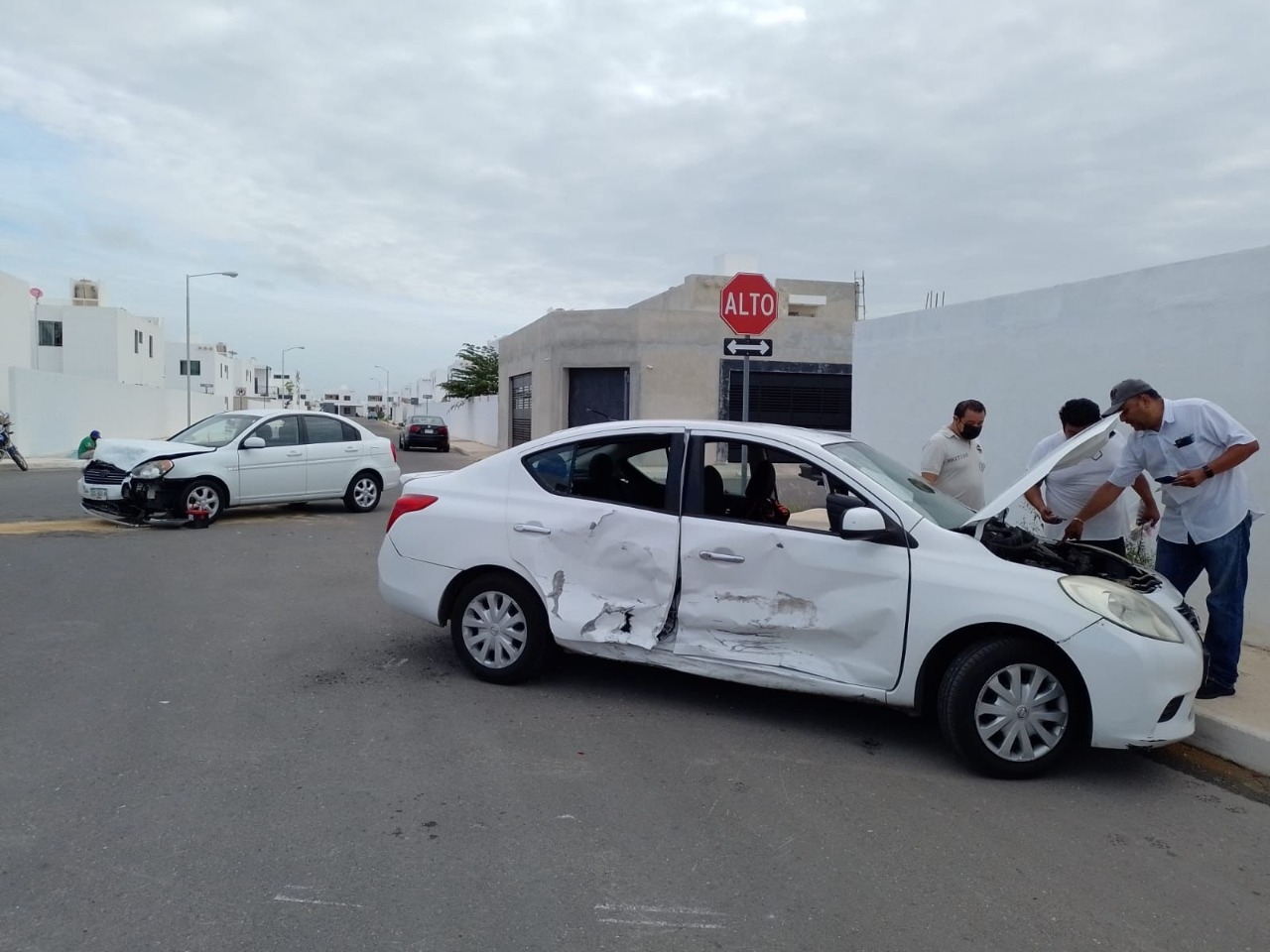 Mérida: Niña resulta herida tras volcarse el auto donde viajaba en el fraccionamiento Los Héroes