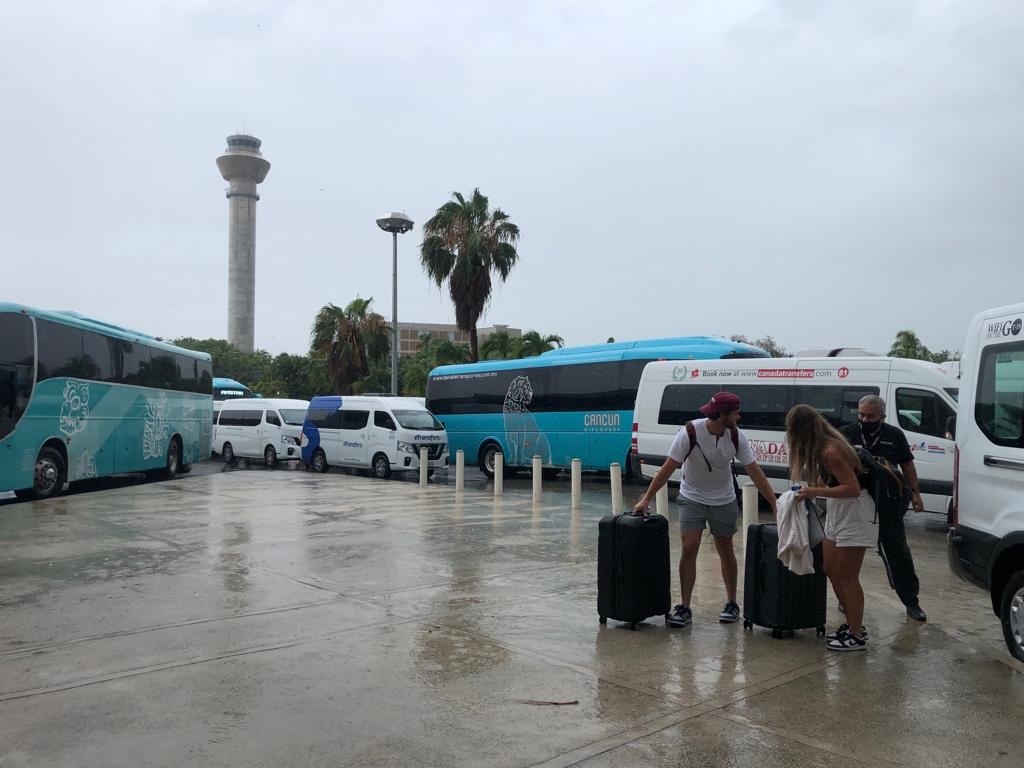 Aun con mal tiempo, el aeropuerto de Cancún programa 452 vuelos este 31 de mayo
