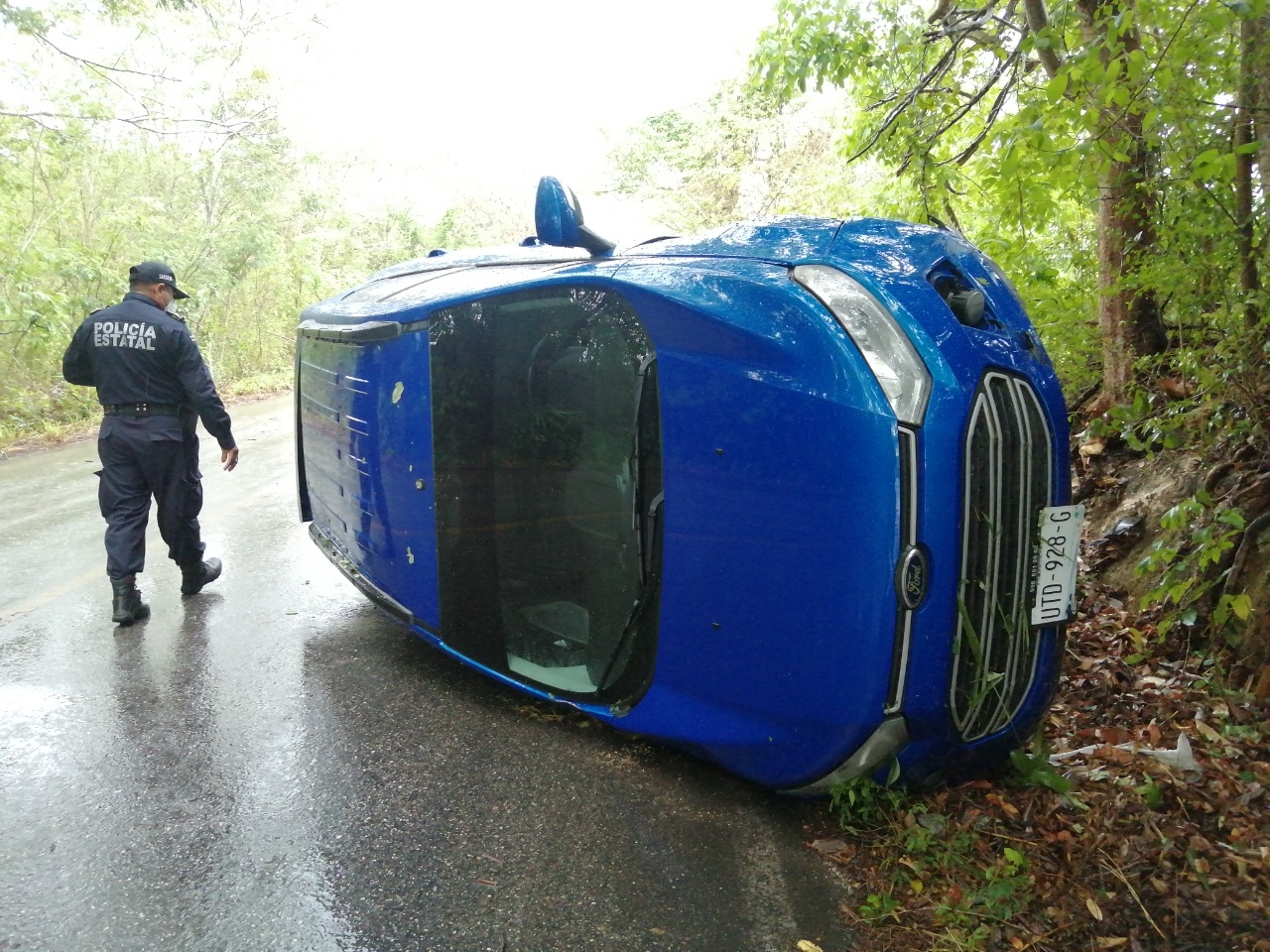 Abandonan vehículo tras volcar en la carretera Tizimín-Colonia Yucatán