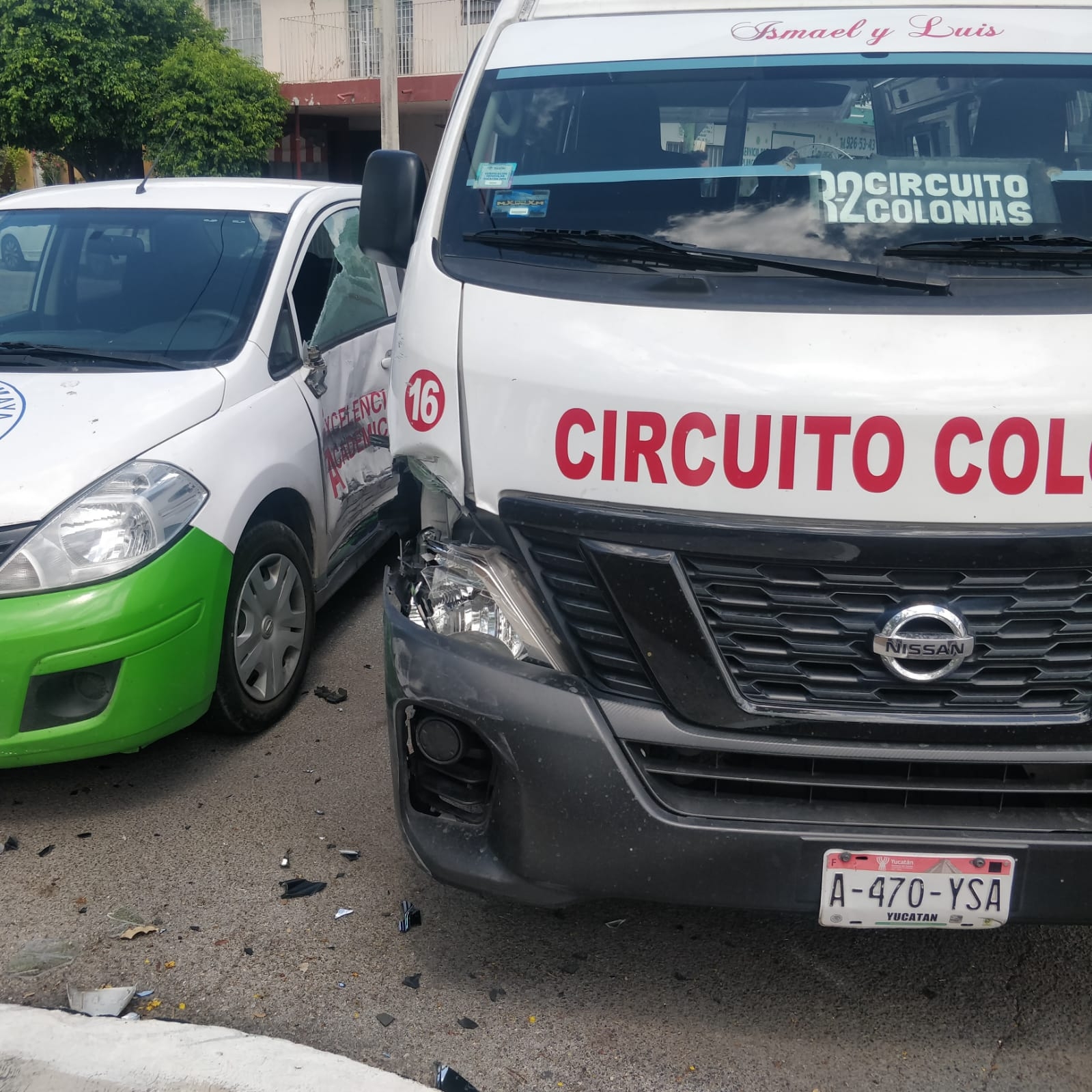 Combi de Circuito Colonias choca contra otro vehículo en Mérida; hay una lesionada