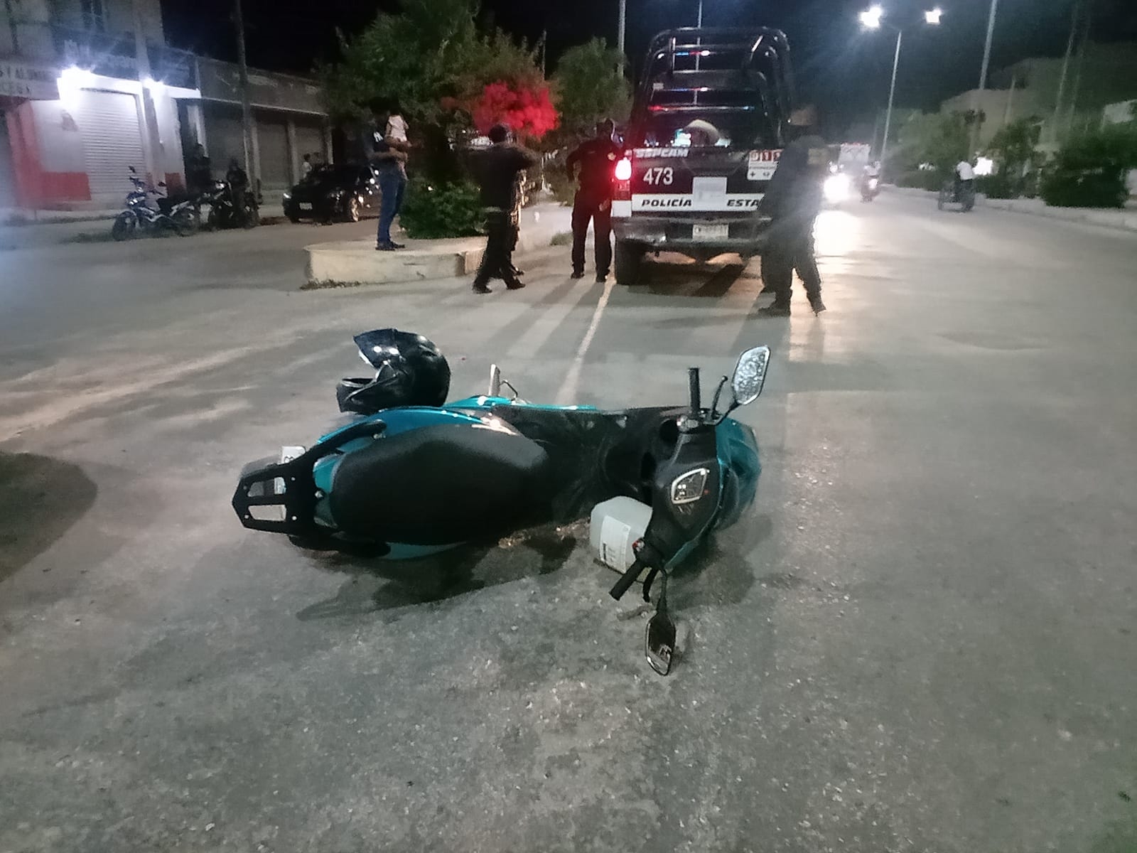 La motocicleta quedó tiras en la calle tras el accidente provocado por un hombre que intentó darse a la fuga