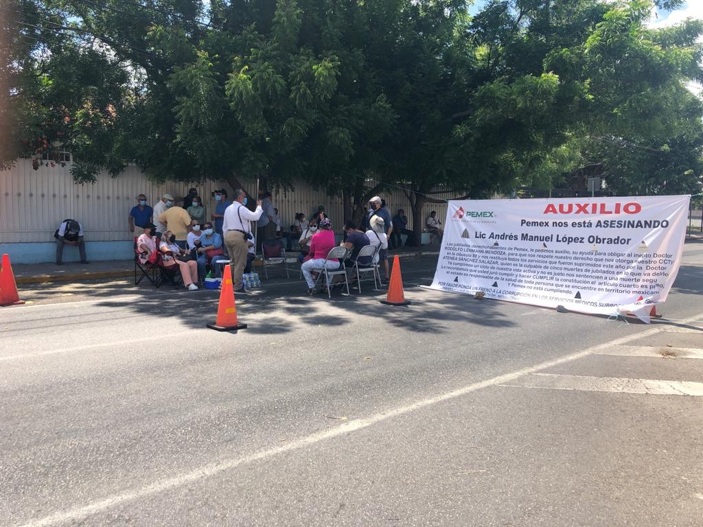 Jubilados de Pemex mantendrán bloqueada calle de la Embajada de EU en Mérida