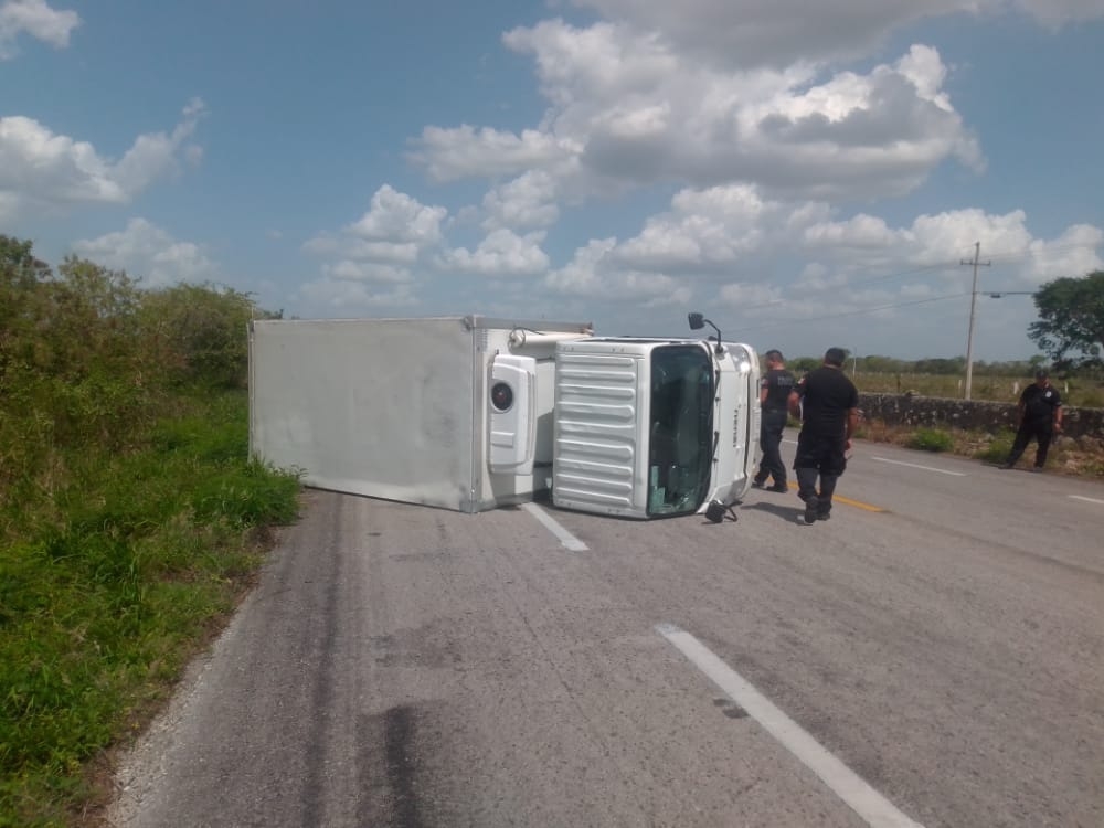 Conductor de un camión dormita y termina volcado en la carretera Buctzotz-Tizimín