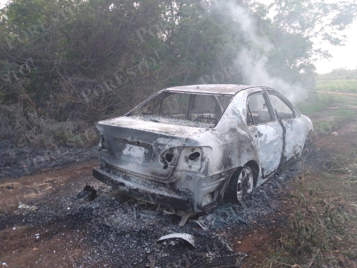 Hallan cuerpo carbonizado dentro de un auto en carretera de Campeche