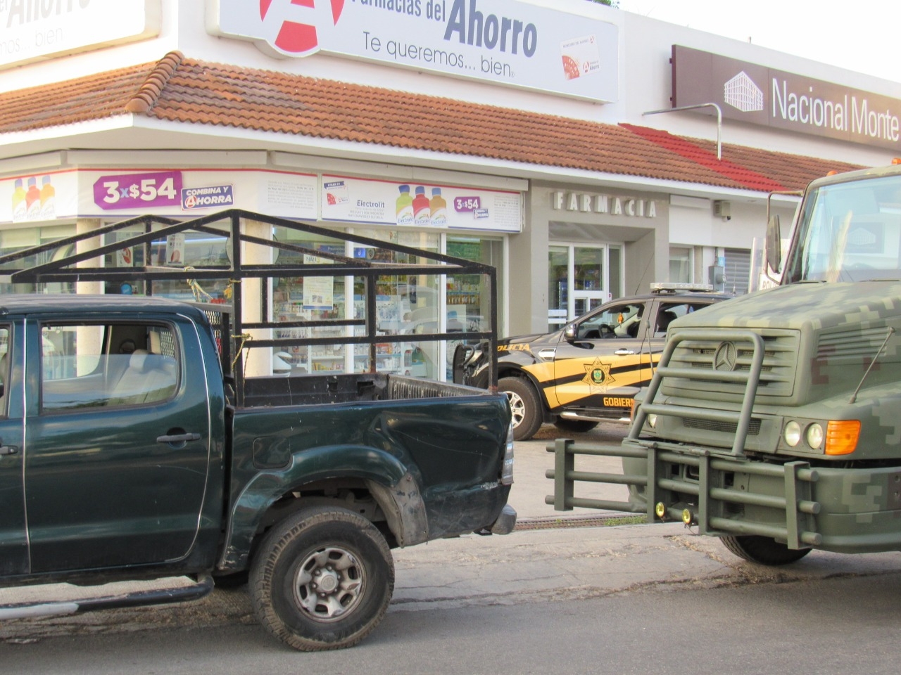 Camión del Ejército choca contra vehículo particular en Mérida