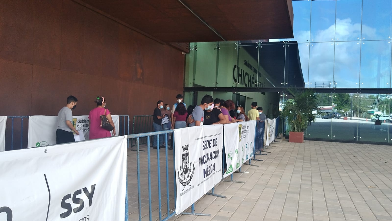 Centennials le hacen 'el feo' a la vacuna contra el COVID-19 en Mérida: EN VIVO
