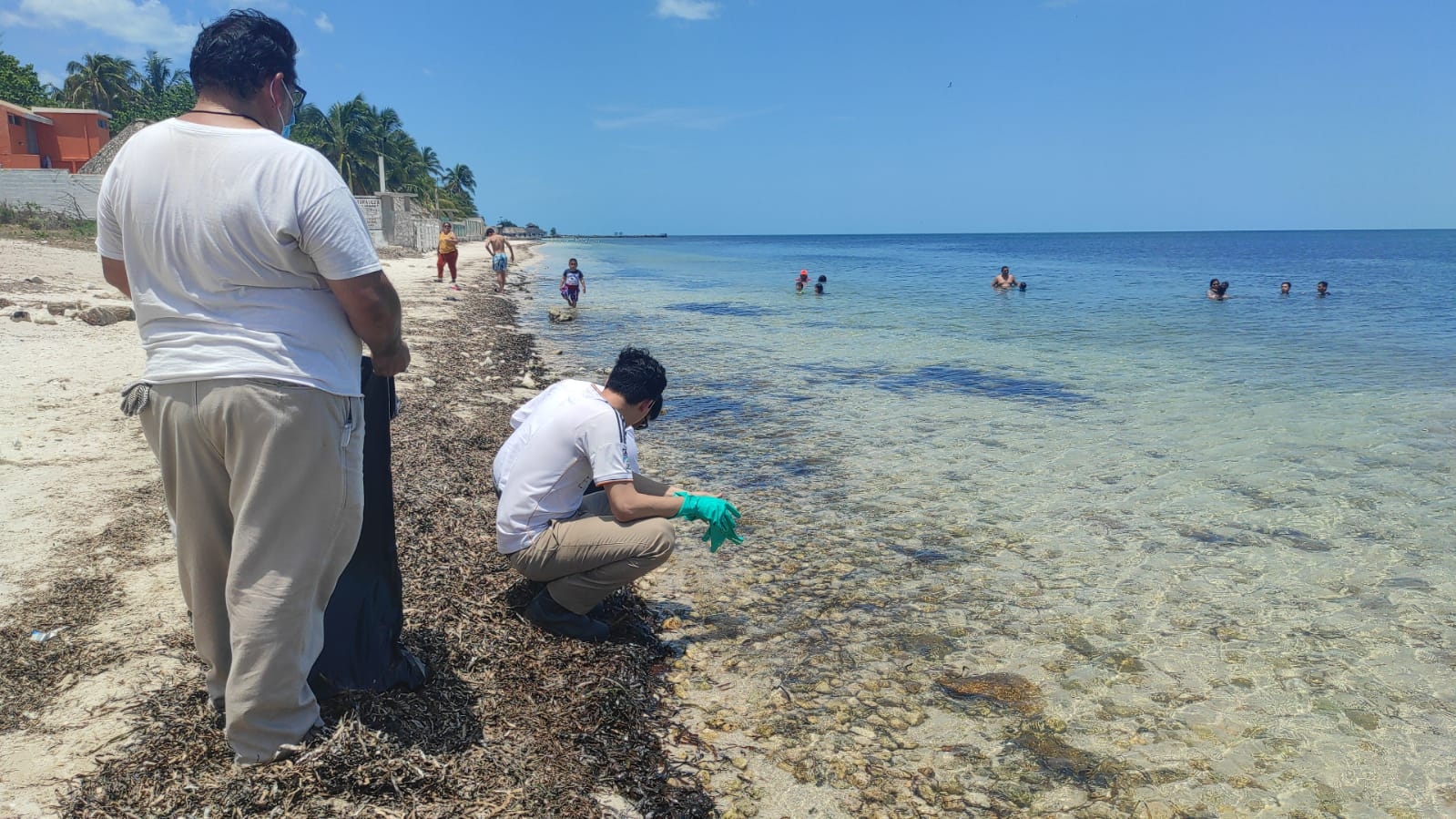 Playa Bonita en Campeche continúa cerrada por manchas de combustóleo