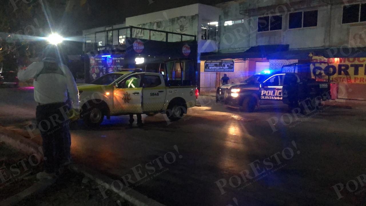 La policía de Quintana Roo acordonó la zona tras el incidente. Foto: Por Esto!