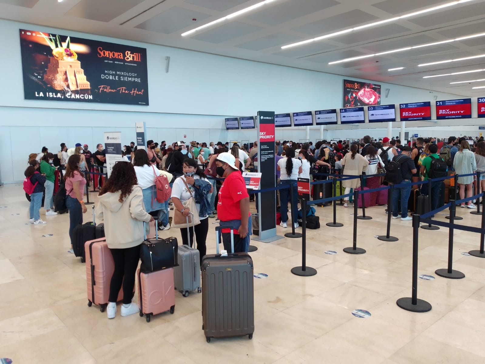 Cancelan 10 vuelos a EU en el aeropuerto de Cancún: VIDEO