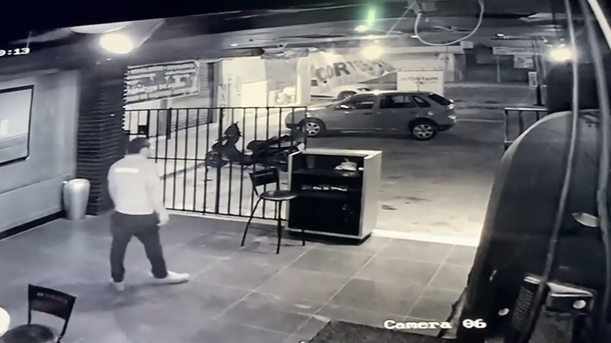 Cámara de seguridad capta el ataque armado al bar 'Las de Kabah' en Cancún: VIDEO
