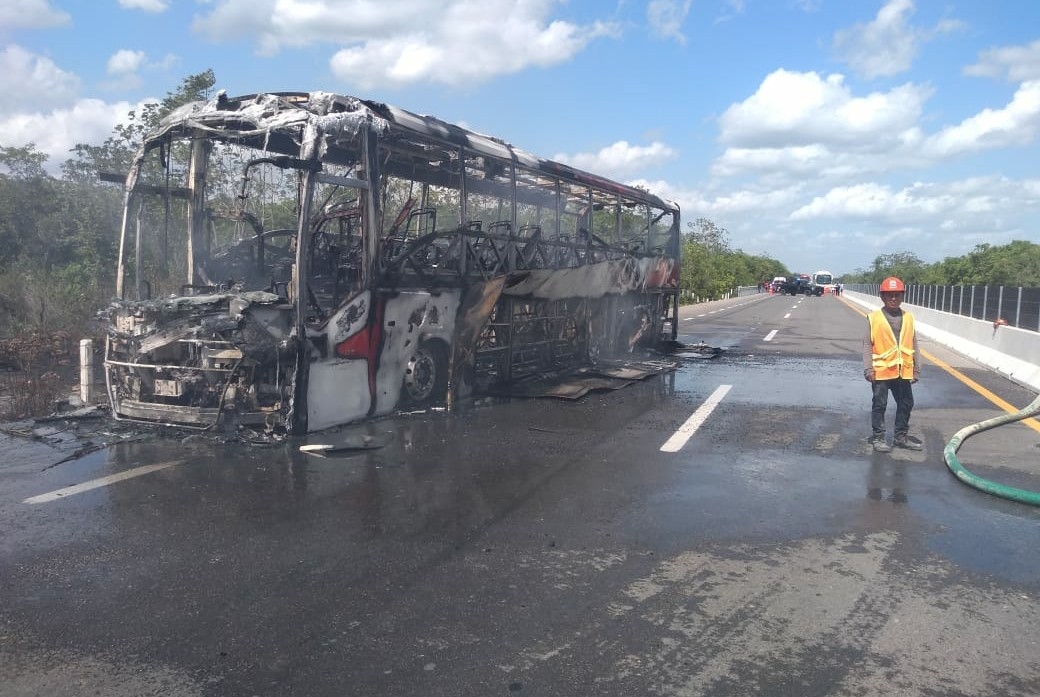 Se incendia camión de ADO en la carretera Mérida-Cancún