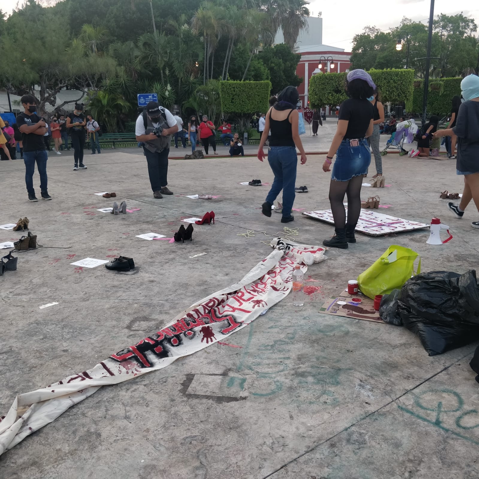 El colectivo feminista tomó la Plaza Grande de Mérida para enviar mensajes sobre los feminicidios