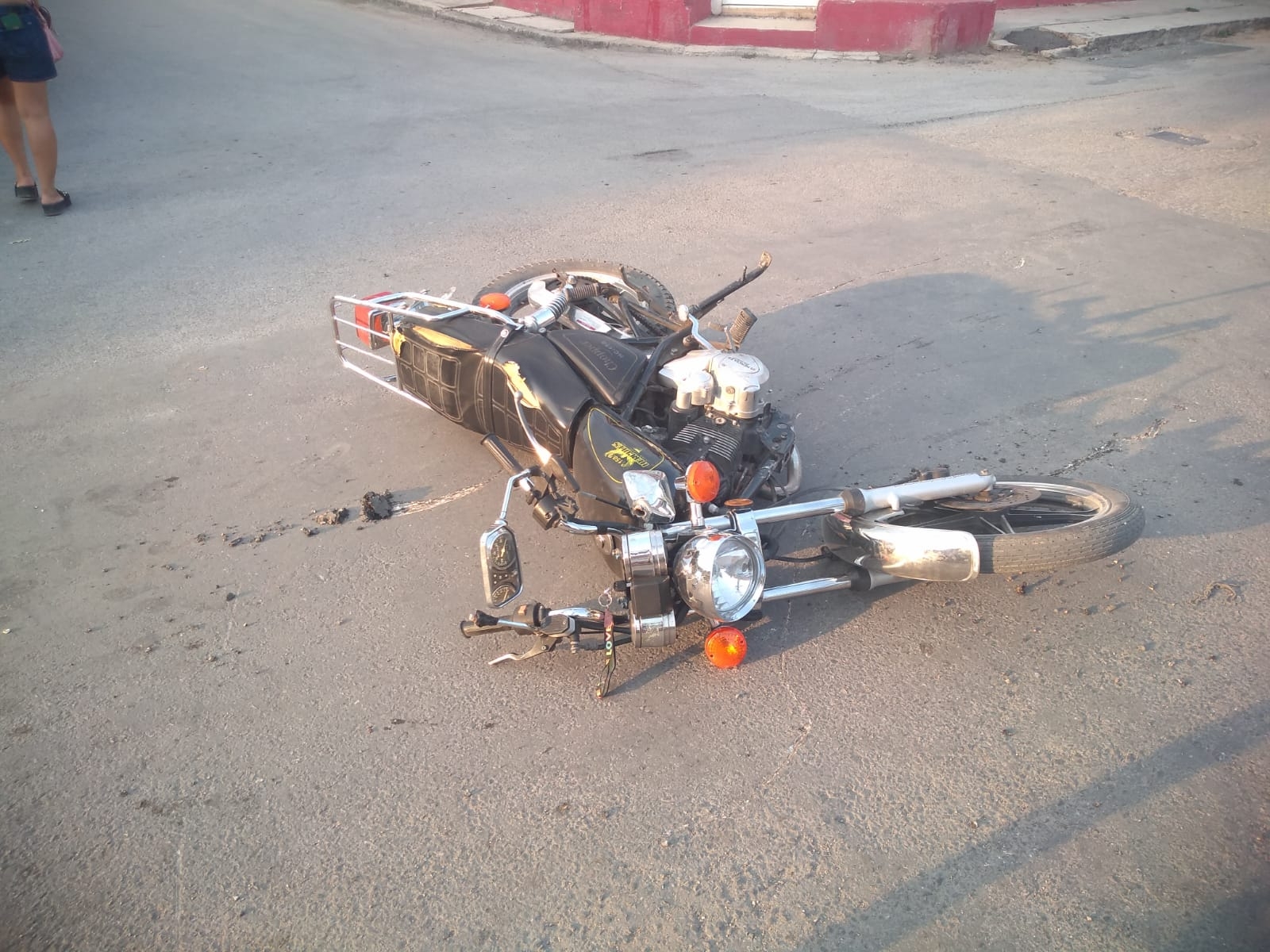 La motocicleta del hombre atropellado terminó tirada en la calle en Chocholá