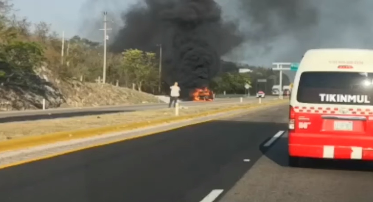 Vehículo se incendia en la carretera federal Campeche-Champotón