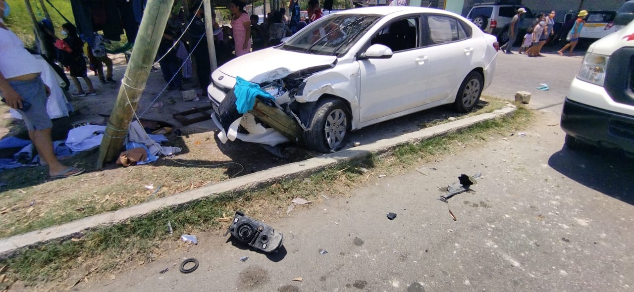 Automóvil se estrella contra otro carro e impacta contra un negocio en Chetumal