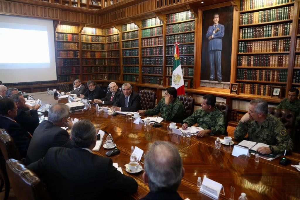 El secretario de Gobernación se reunió con personal de Marina, Defensa Nacional y empresarios del sector aéreo para ordenar la circulación en el Valle de México