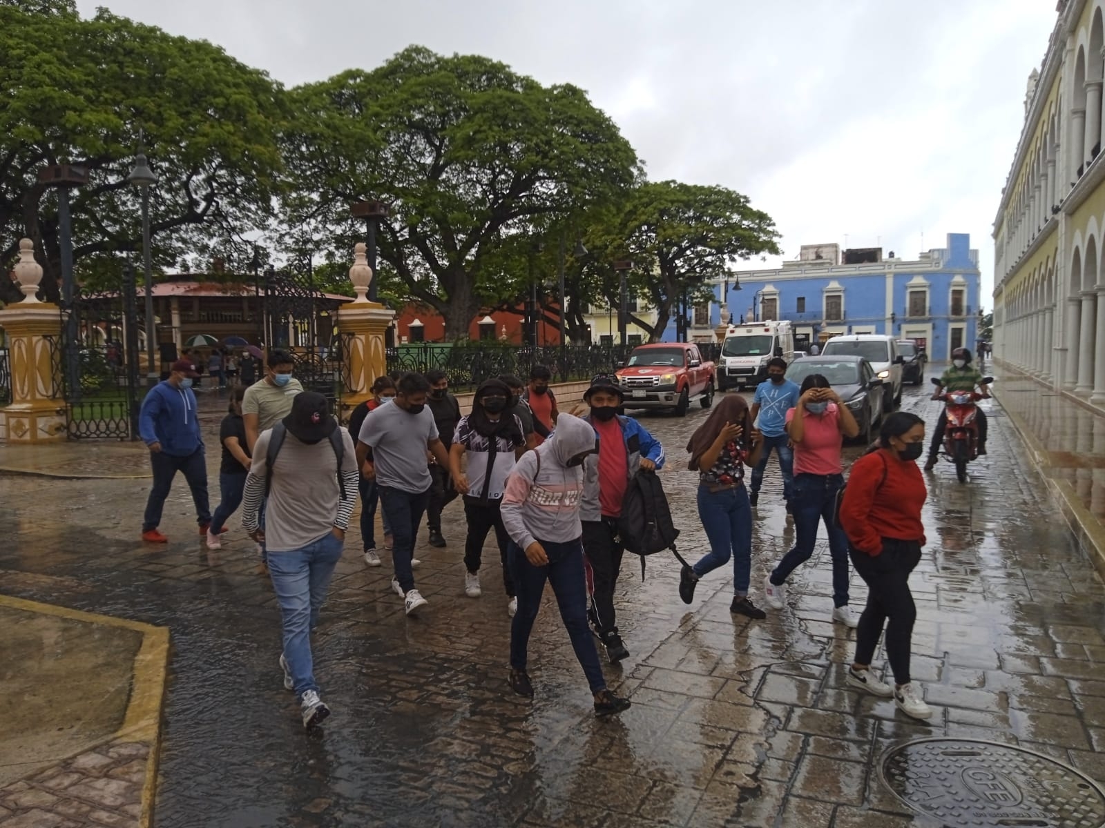 Normalistas de Hecelchakán protestan afuera del Palacio de Gobierno de Campeche: EN VIVO