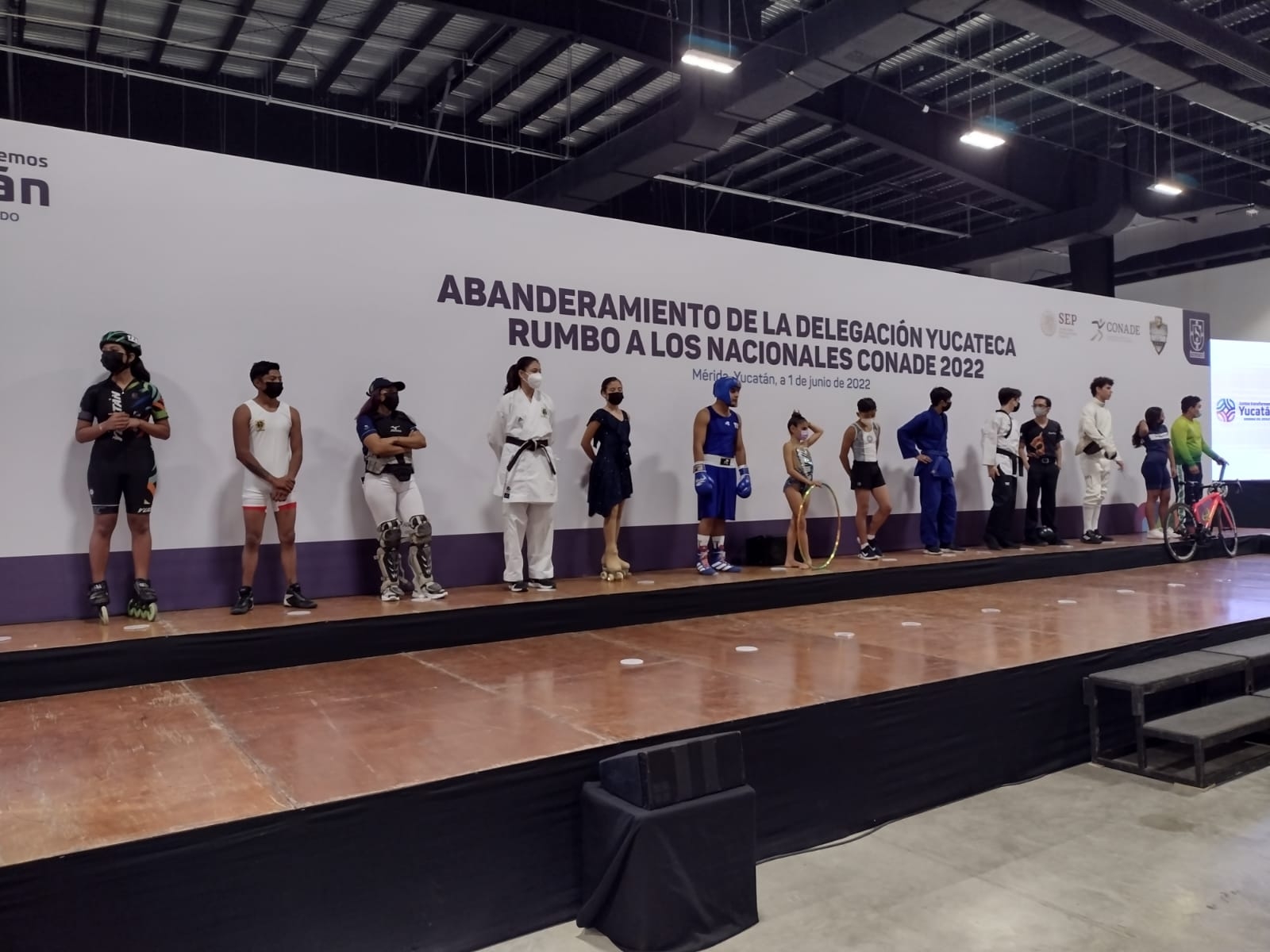 Mauricio Vila abandera a atletas yucatecos que participarán en los Juegos Nacionales Conade 2022: VIDEO