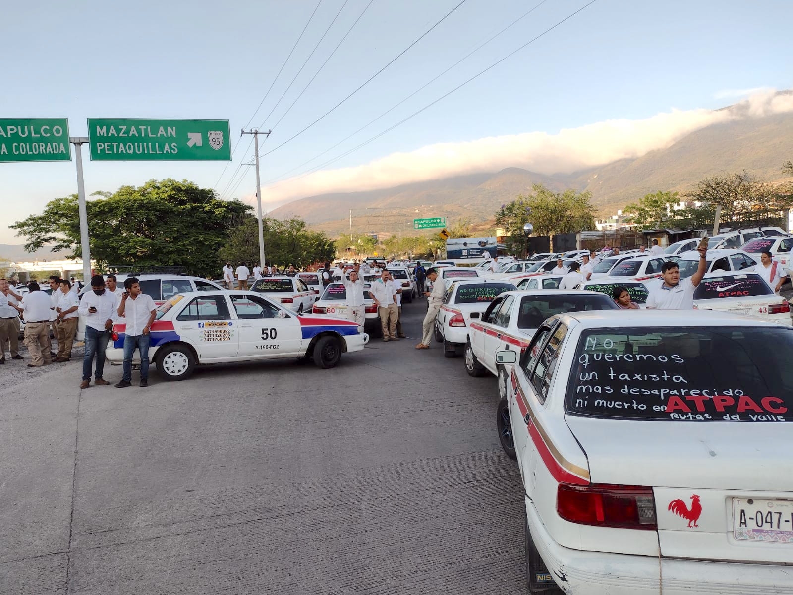 Taxistas de Guerrero se manifiestan en la Autopista del Sol, piden seguridad