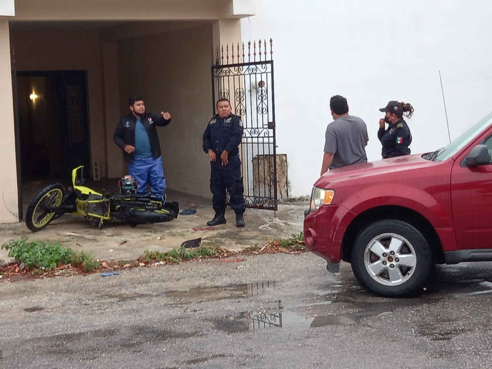 Camioneta impacta a un motociclista que termina dentro de una casa en Mérida
