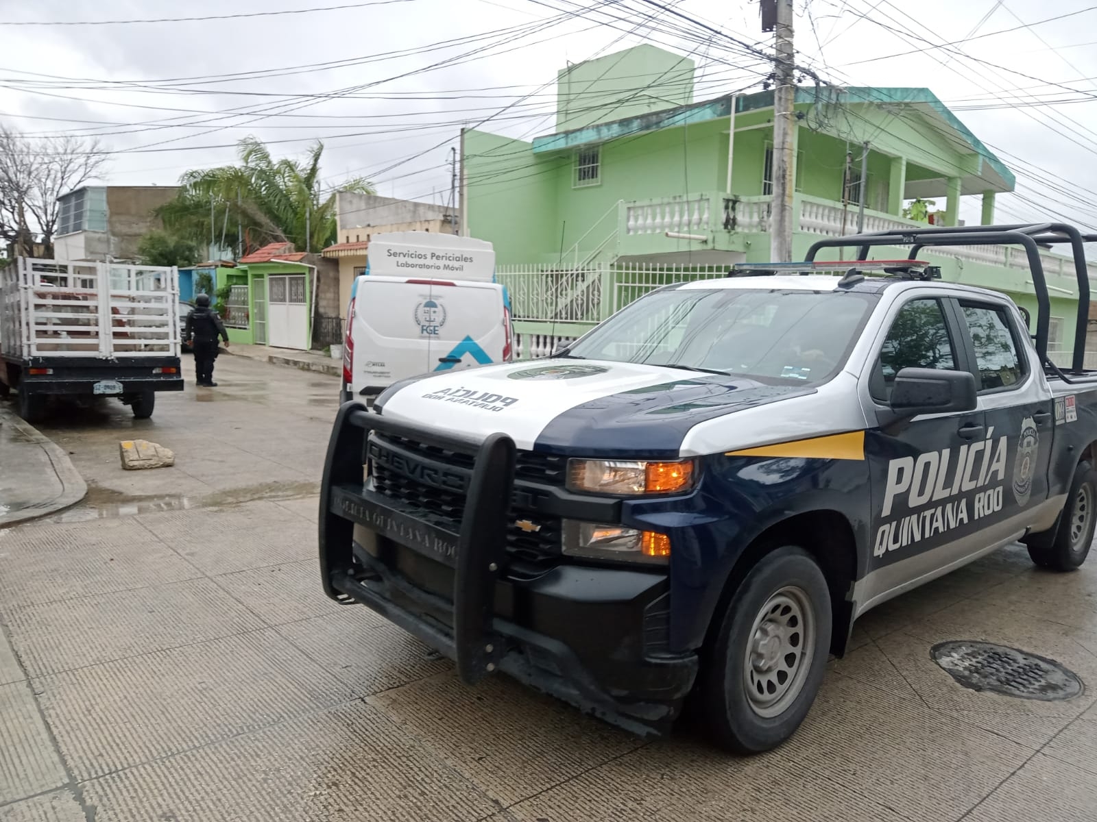 FGE realiza operativo en punto de venta de drogas en Cancún