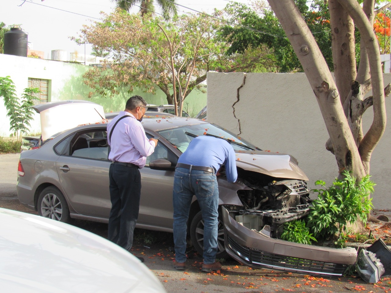 Accidentes en Mérida: Automóvil choca contra la barda de una casa en la García Ginerés