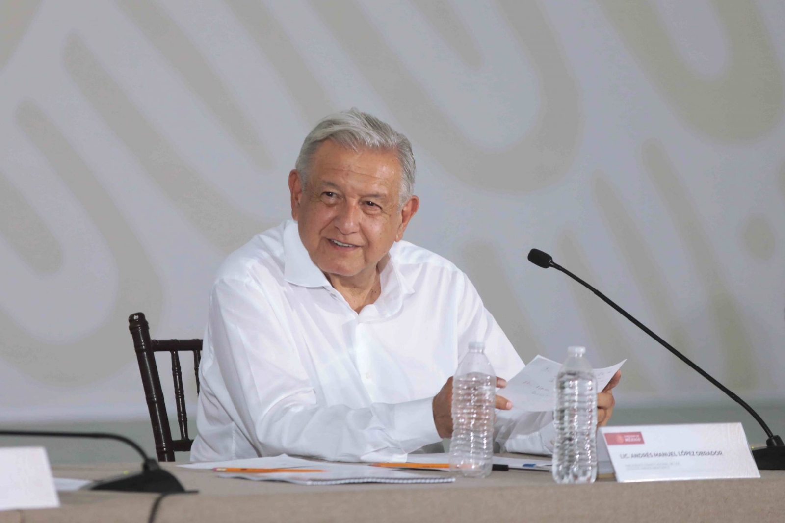 AMLO anuncia compra de acciones de Altán para llevar internet a todo México