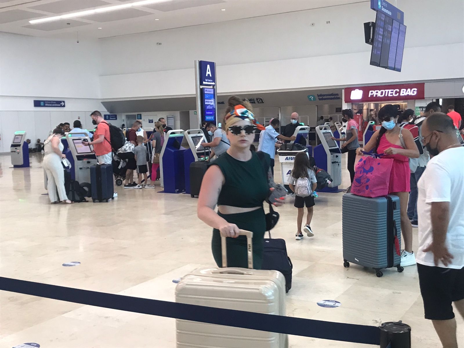 Algunos viajeros se niegan a usar el cubrebocas, pese a que Asur indicó que se mantiene su empleo obligatorio dentro del aeropuerto de Cancún