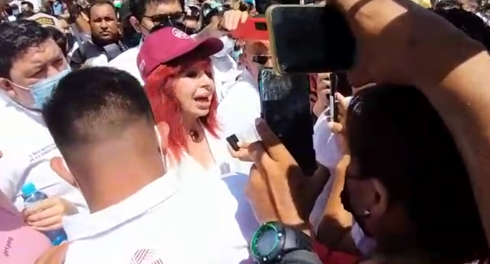 Habitantes de Ciudad del Carmen reciben con reclamos a Layda Sansores: VIDEO