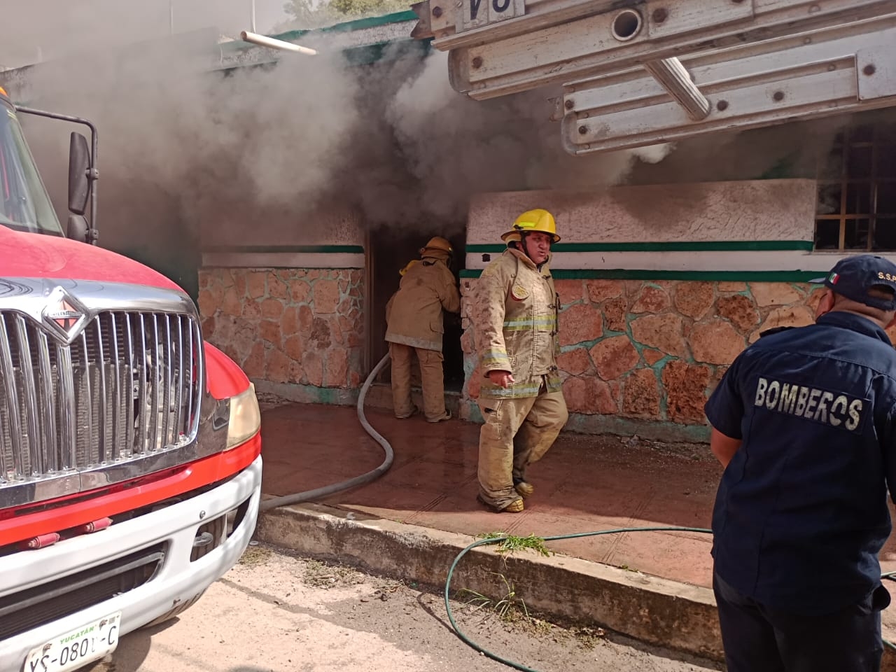 Bomberos de la SSP Yucatán logaron detener el fuego en una vivienda de Valladolid
