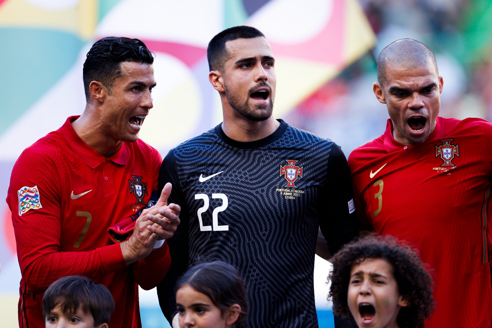 Cristiano Ronaldo le enseña a niños la forma de cantar el Himno de Portugal