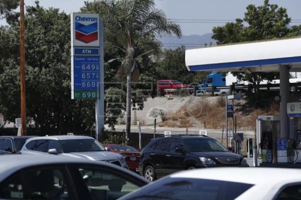 Se 'dispara' el precio de la gasolina en Estados Unidos; llega a los 5 dólares el galón