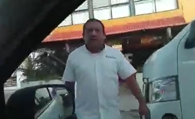 Con llave de cruz, chofer amenaza a su compañero en Playa del Carmen: VIDEO